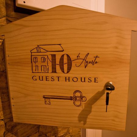Guest House 10 De Agosto Фигейра да Фош Екстериор снимка