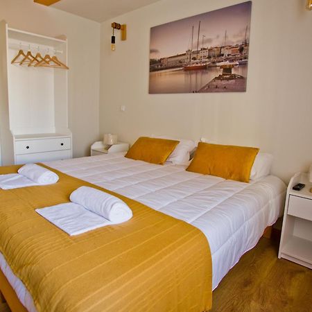 Guest House 10 De Agosto Фигейра да Фош Екстериор снимка