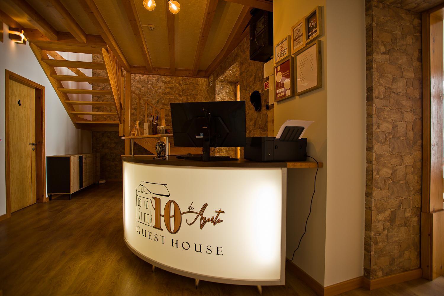 Guest House 10 De Agosto Фигейра да Фош Екстериор снимка